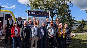 Verkehrsminister Winfried Hermann (untere Reihe Mitte) besuchte im Rahmen seiner Sommertour die Ablachtalbahn, die zwischen Stockach und ...