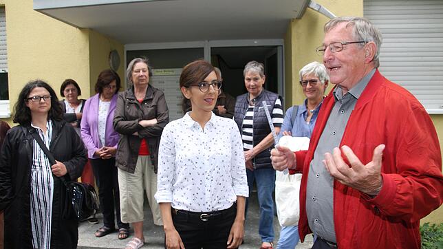 Herbert Weber vom Mieterbund informiert die grüne Abgeordneten Nese Erikli über die geplante Sanierung der Mietwohnungen in der ...