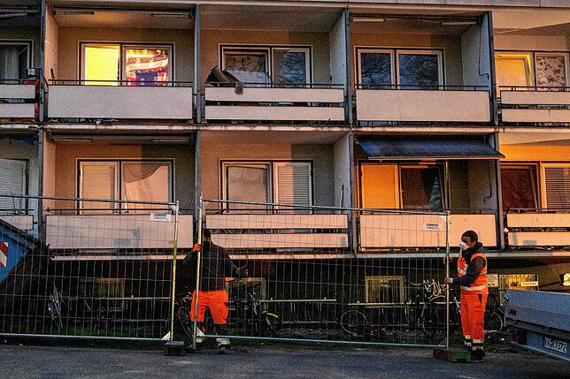 Nur hinter einem Fenster ist Licht: Die meisten Atrium-Bewohner bekommen die Bauarbeiten am frühen Karsamstag gar nicht mit.