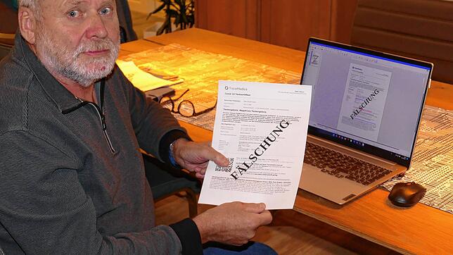 Walter Rottinger zeigt, wie einfach Testnachweise gefälscht werden können. Der Ortsseniorenrat will andere warnen.