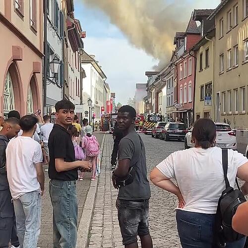 Dichter Rauch über den brennenden Häusern