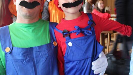 Zwei echte Super-Marios sind Jochen (links) und Julian Hägele aus dem Deggenhausertal.