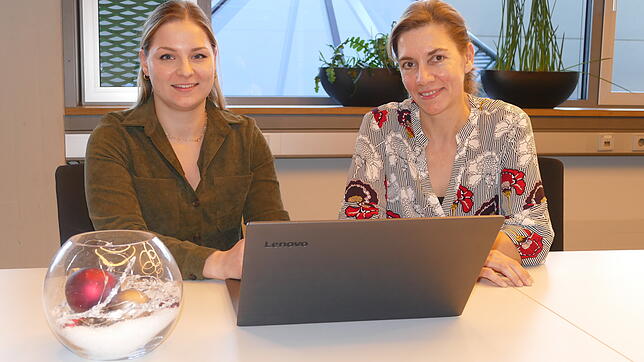 Nicole Ziaja, Ansprechpartnerin für Digitalisierung der Stadtverwaltung (links) und Stefanie Franosz, Leiterin des Bürgertreffpunkts ...