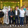 Das Team der Fieberambulanz des Landkreises Waldshut steht vor dem Eingang der Chilbisporthalle in Waldshut, in der seit 30. März ...