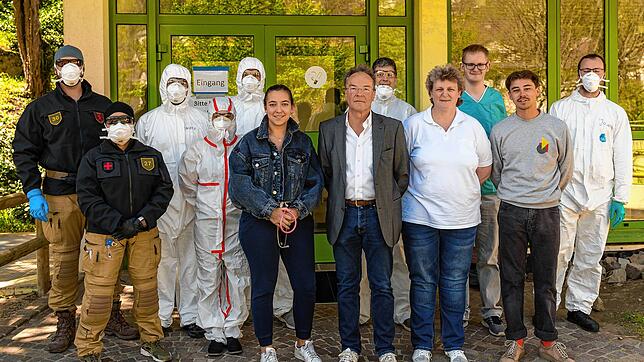 Das Team der Fieberambulanz des Landkreises Waldshut steht vor dem Eingang der Chilbisporthalle in Waldshut, in der seit 30. März ...