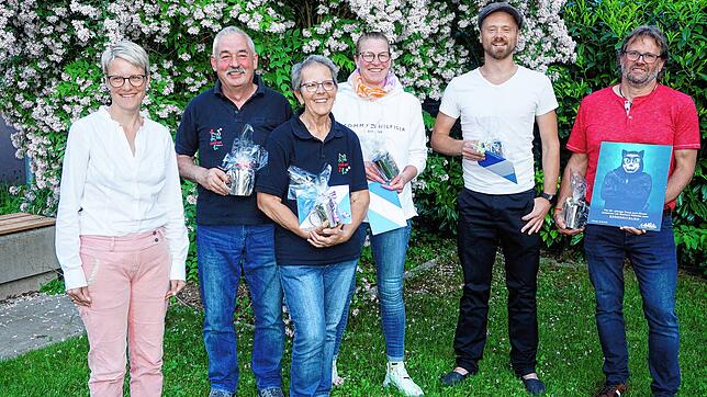 Fröhliche Gesichter. Die Narrenpräsidentin der Ühlinger Stiegele Chatzen Sandy Schäuble (links) konnte aktive Närrinnen und Narren ...