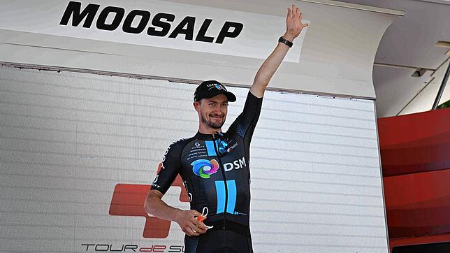 Triumph: Der Albbrucker Nico Denz vom Team DSM nach seinem Etappensieg bei der Tour de Suisse auf der Moosalp.