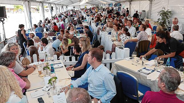 Volles Haus im Gastro-Zelt beim Fest der Pferde auf den Immenhöfen wie hier 2022. Damit das gelingt, muss auch das Catering passen.