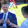 Oberbürgermister Simon Gröger im Gespräch mit der SÜDKURIER-Redaktionsleiterin Anna-Maria Schneider vor dem Kinderhaus Bullerbü in ...