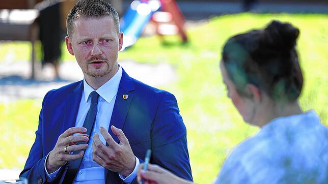 Oberbürgermister Simon Gröger im Gespräch mit der SÜDKURIER-Redaktionsleiterin Anna-Maria Schneider vor dem Kinderhaus Bullerbü in ...