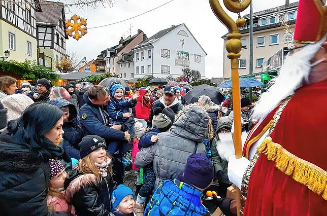 Riesenandrang trotz Regen beim Nikolaus.