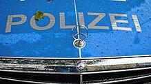 Ein Einsatzfahrzeug der Polizei. (Symbolbild) Auf dem Revier in Lörrach hat ein Mann (31) für einen Schreckmoment gesorgt, als er eine ...