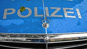 Ein Einsatzfahrzeug der Polizei. (Symbolbild) Auf dem Revier in Lörrach hat ein Mann (31) für einen Schreckmoment gesorgt, als er eine ...