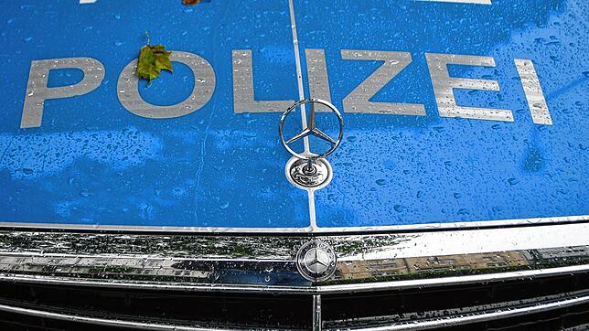 Ein Einsatzfahrzeug der Polizei. (Symbolbild) Auf dem Revier in Lörrach hat ein Mann (31) für einen Schreckmoment gesorgt, als er eine ...