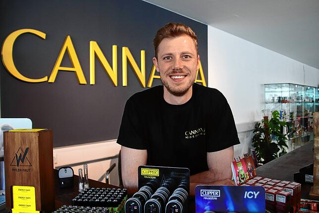 Christopher Ölberg hinter der Theke in seinem neuen Growshop.