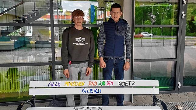 Silas Thum (links) und Luis Amann vom Wirtschaftsgymnasium des Berufsschulzentrums betonten bei der Gestaltung ihrer Bank die Gleichheit ...