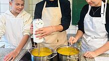 Danilo Kirjakovic, Michael Graf, Nuria John machen auf diesem Bild Rote-Linsen-Kürbissuppe. Bild: Furtwängler