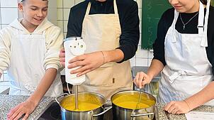 Danilo Kirjakovic, Michael Graf, Nuria John machen auf diesem Bild Rote-Linsen-Kürbissuppe. Bild: Furtwängler