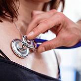 Ein Arzt hört eine Patientin mit dem Stetoskop ab. Die richtige Atmung kann Krankheiten vorbeugen.