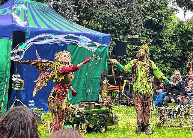 Mit einer Seifenblasenshow verzauberte das Duo Nebenbeisorgenfrei vor allem das jüngere Publikum.