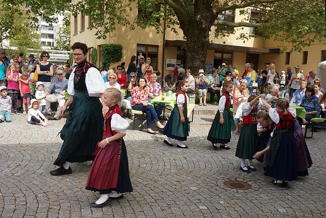 Viel los: Das Gartenfest der Stoll-Vita-Stiftung hat viele Besucher in den Stiftungsgarten in der Brückenstraße gezogen, Tänze des ...
