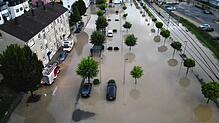 Ein überschwemmter Aach-Center-Parkplatz mit angrenzenden vollgelaufenen Keller.