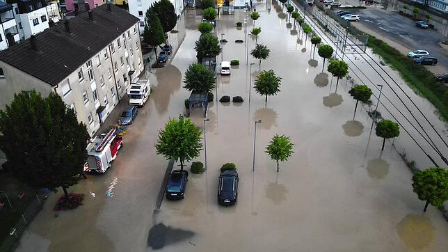 Ein überschwemmter Aach-Center-Parkplatz mit angrenzenden vollgelaufenen Keller.