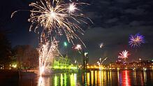 (Archivbild) Feuerwerk (hier ein Bild beim Jahreswechsel 2017/18) vor einer traumhaften Kulisse mit dem Inselhotel, dem Konstanzer ...