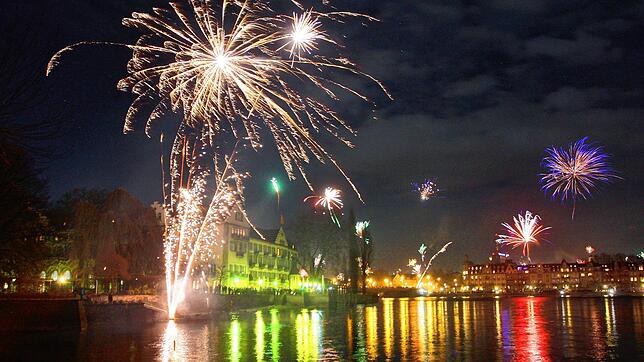 (Archivbild) Feuerwerk (hier ein Bild beim Jahreswechsel 2017/18) vor einer traumhaften Kulisse mit dem Inselhotel, dem Konstanzer ...