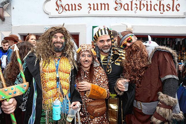 Bild 8: Buntes Treiben in den Gassen &ndash; Narren erobern bei der Straßenfastnacht die Stadt