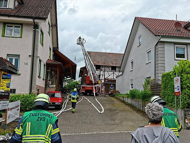 Die Feuerwehr musste mit ihren großen Einsatzfahrzeugen in zwei enge Hofeinfahrten hineinmanövrieren, um an die Brandstelle zu gelangen.