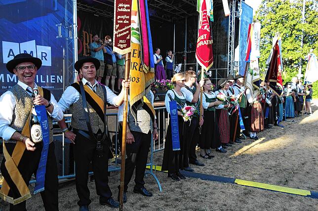 Bild 13: Bilder vom Sternmarsch und Fahneneinmarsch zum 175-jährigen Bestehen der Musikkapelle Ailingen