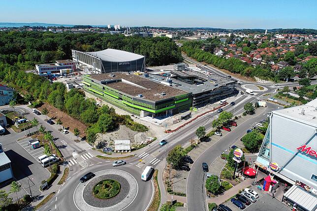Wer in den Sportpark, nicht aber im dazu gehörenden Parkhaus parken will, findet über der Straße im Bodensee-Center jede Menge ...