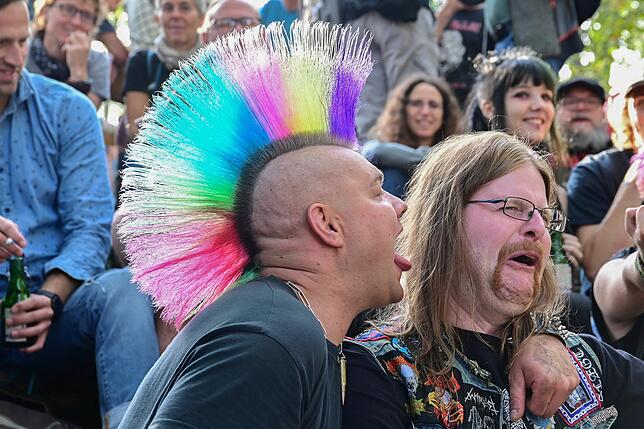 Einer der buntesten Besucher beim Punk- und Ska-Festival in Unterkirnach.