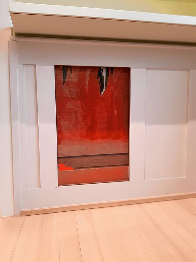 Ein Stück Geschichte des Kornhauses ist mit dieser Tapete hinter der Glasscheibe bewahrt.