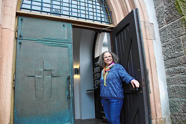 Hereinspaziert in die Christuskirche: Susanne Illgner freut sich, dass sich die Gläubigen aus Ühlingen-Birkendorf und Tiengen in ihren ...