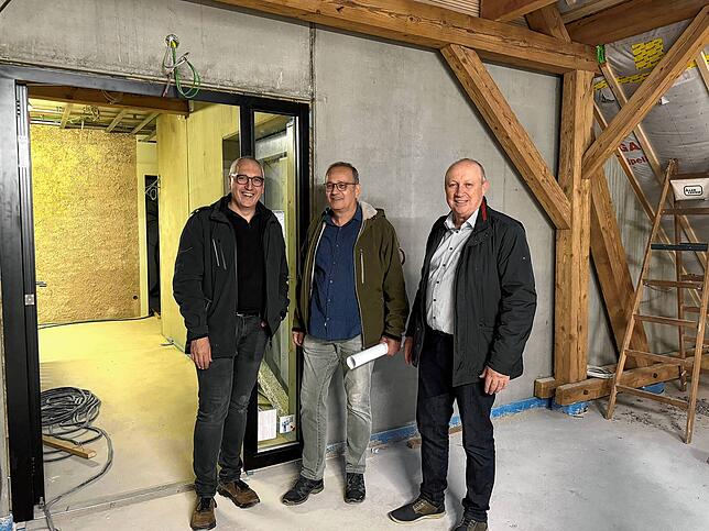 Architekt Bruno Jehle, Bauamtsleiter Roland Morawczik und Bürgermeister Thomas Schäuble führten die vielen interessierten Besucher durch ...