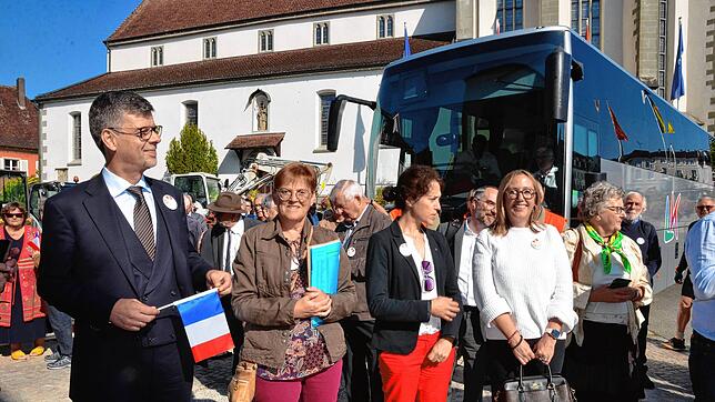 Besuch am Samstag aus der elsässischen Partnerstadt: Bürgermeister Georg Riedmann empfängt die Gäste aus Ensisheim am Vormittag auf dem ...