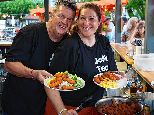 Trotz reichlich Arbeit sind Joachim Gretzmeier und seine Mitarbeiterin Isabell Moll bei der Zubereitung der Fischknusperli bester Laune. ...