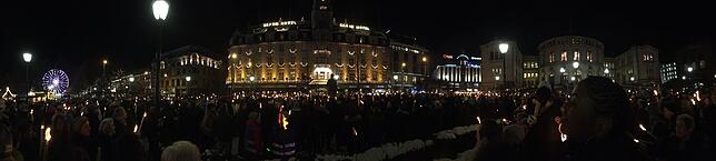 Tolle Stimmung bei märchenhafter Lichtkulisse: Der Fackelzug zu Ehren der Friedensnobelpreisträger vor dem Grand Hotel in Oslo.
