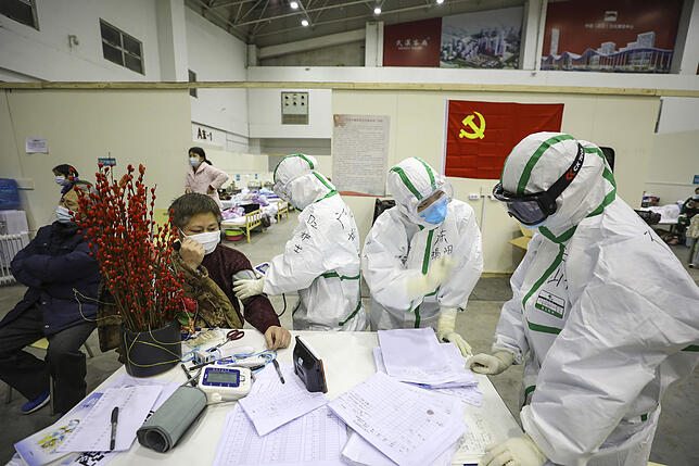 Medizinisches Personal betreut Patienten mit Symptomen des Coronavirus in einem provisorischen Krankenhaus in China.