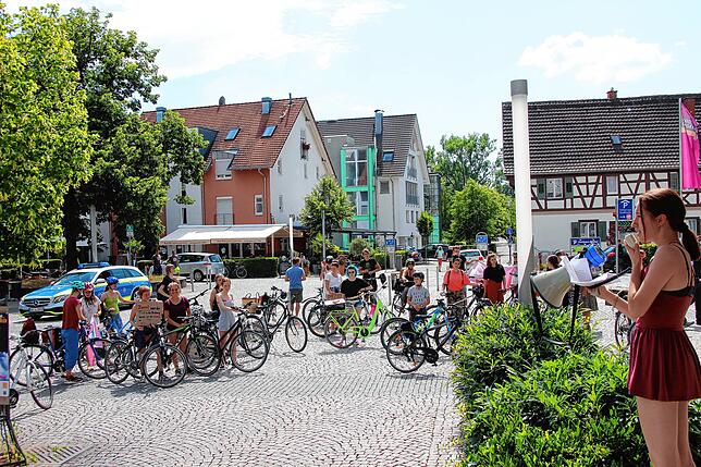 Bei der Raddemo der Friday for Future Aktivisten appellierte Mara Freiberg (rechts), dass die Menschen im Sinne des Klimaschutzes ...