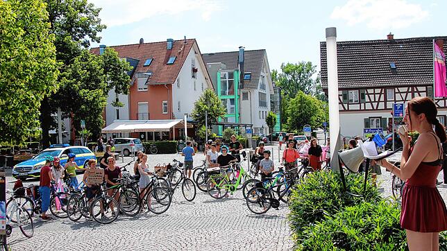 Bei der Raddemo der Friday for Future Aktivisten appellierte Mara Freiberg (rechts), dass die Menschen im Sinne des Klimaschutzes ...