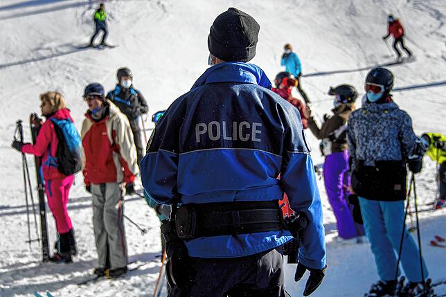 Weil die Schweiz ihre Skigebiet anders als viele Nachbarländer im Winter 2020/21 öffneten, gab es Kritik aus der EU. Hier kontrolliert ...