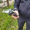Ein Polizist hält einen Alcomaten. (Symboldbild) Die Polizei hat jüngst wieder einige Trunkenheitsfahrten registriert.