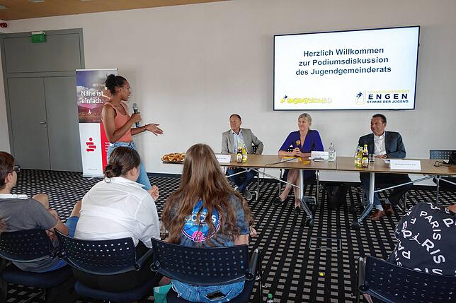 Bei der Podiumsdiskussion des Jugendgemeinderats 2022 nutzten Engener Schüler die Gelegenheit, die Politiker Hans-Peter Storz von der ...