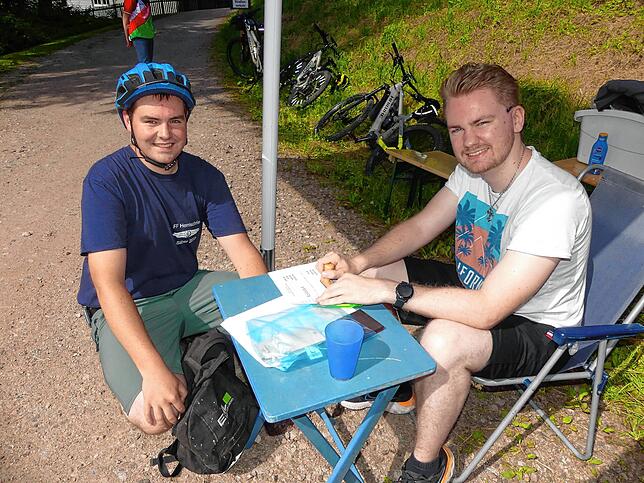 Leon Deutschmann (rechts) stempelt die Karte von Christian Ückert, der zusammen mit Freundin Janice und Bruder Paul auf dem Weg zurück ...