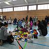 Unterstützt von den Eltern oder Großeltern boten die Dogerner Schulkinder beim Spielzeugmarkt ihre Produkte an.