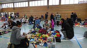 Unterstützt von den Eltern oder Großeltern boten die Dogerner Schulkinder beim Spielzeugmarkt ihre Produkte an.