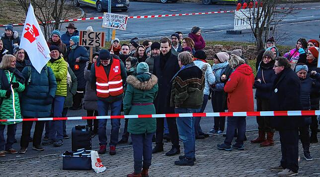 Der SPD-Bundestagsabgeordnete Robin Mesarosch (Mitte) war in vorderster Reihe dabei.